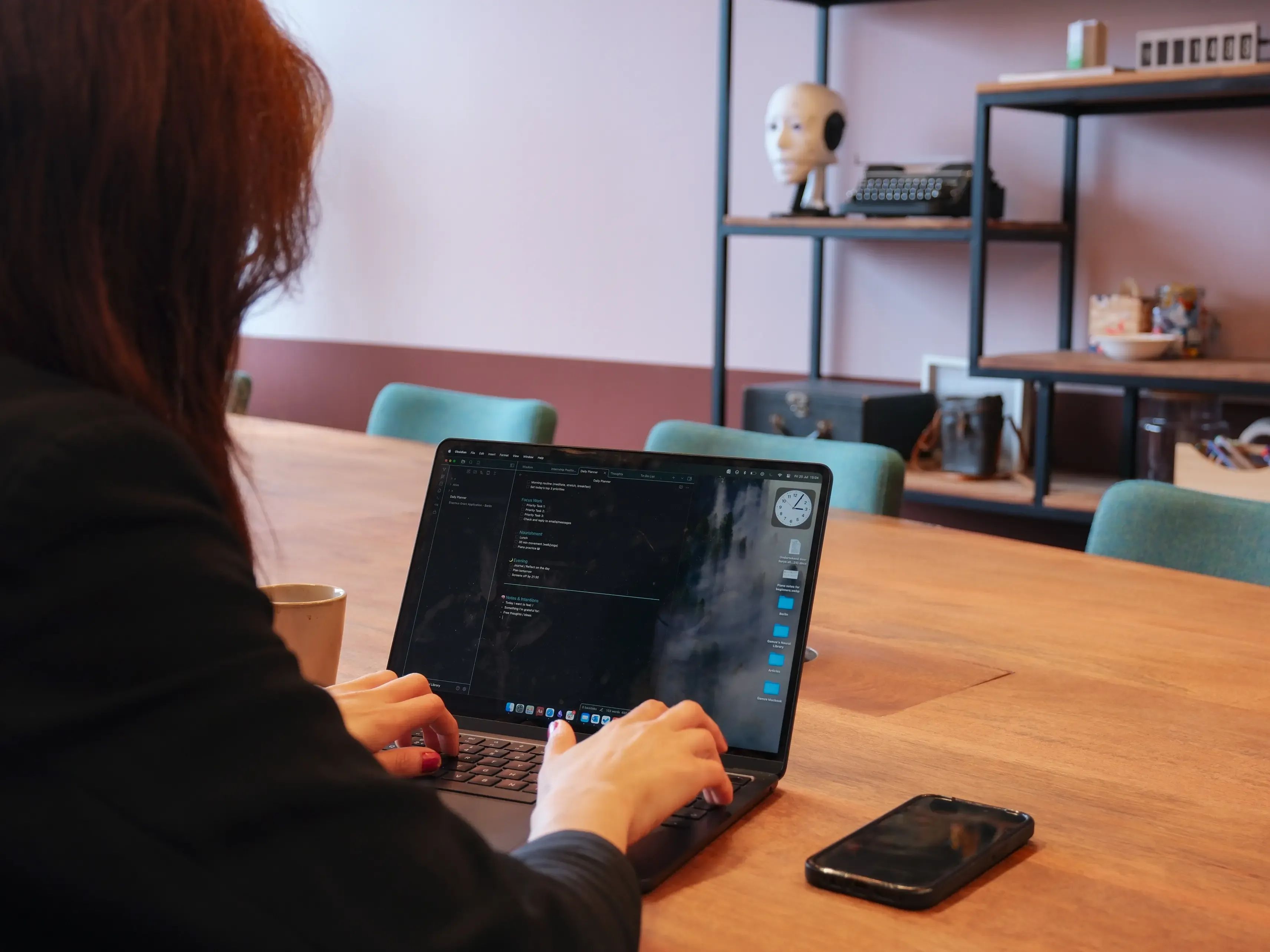 Een vrouw die werkt op een laptop in een vergaderzaal